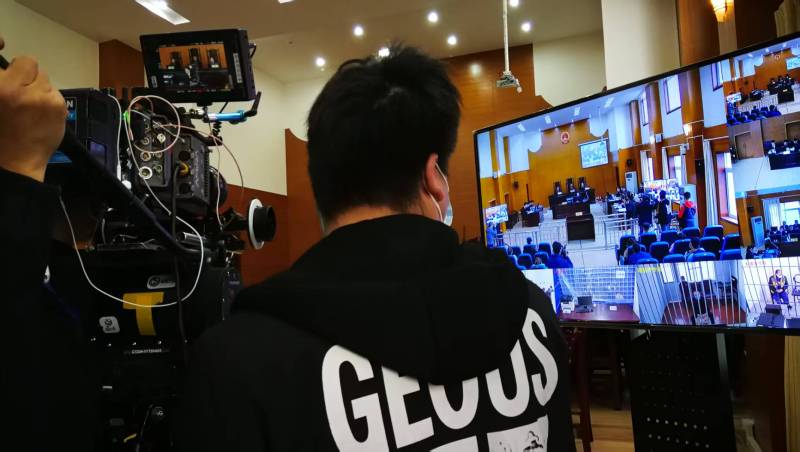 AI生成VS人工创意——金秀广告片拍摄公司的技术浪漫主义实践